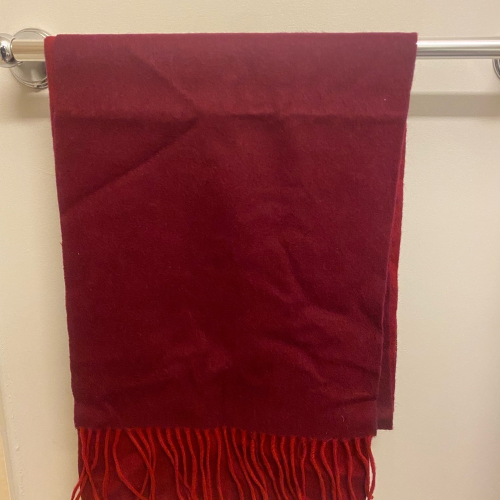 Burgundy scarf‎